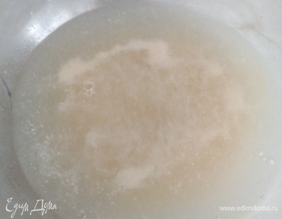 Сухие дрожжи разводим в теплой воде с медом.