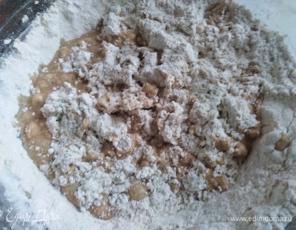 Всыпаем муку. Замешиваем тесто.