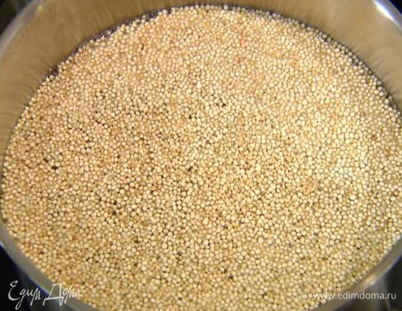 Киноа отварить согласно инструкции на упаковке.