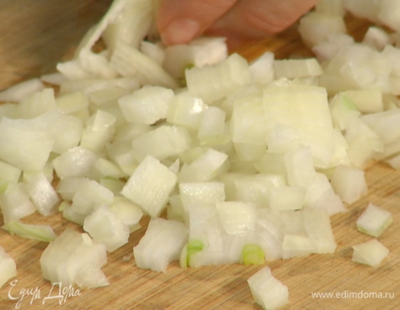 Лук и чеснок почистить и мелко нарезать.