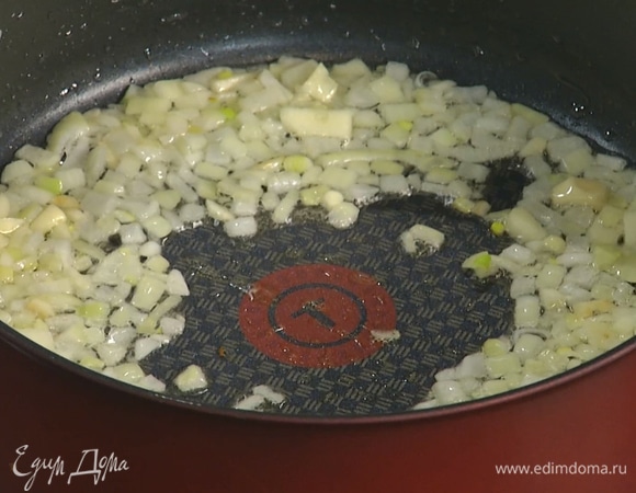 Разогреть в небольшой сковороде оливковое масло и обжарить лук с чесноком.