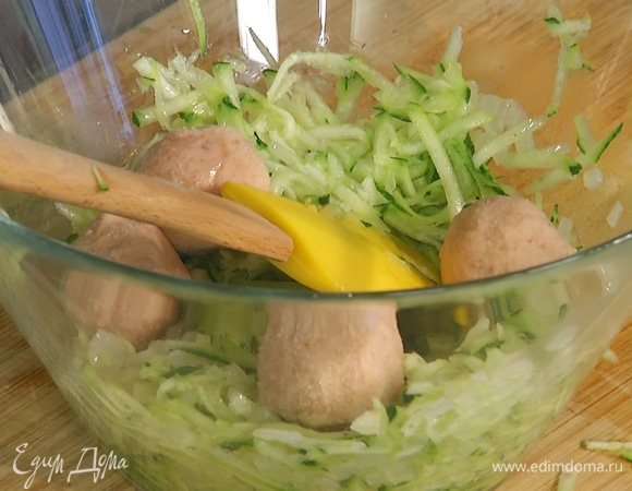 Приготовить фарш: цукини натереть на крупной терке, добавить обжаренные овощи, куриные митболы, молотый тмин и вымешать все лопаткой.