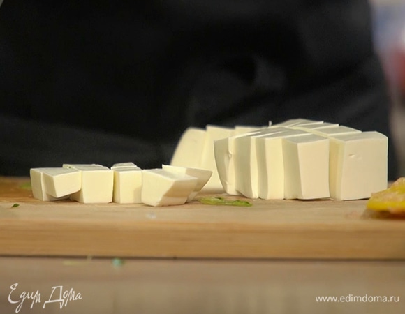 Фету нарезать небольшими кубиками.