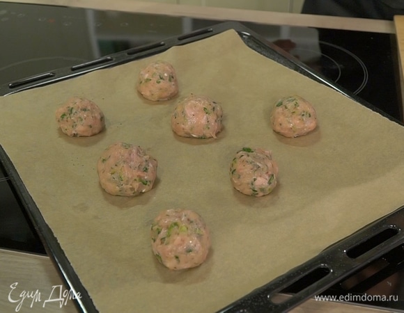 Из фарша сформировать небольшие котлеты, внутрь каждой поместить по кусочку феты, затем выложить митболы на противень, застеленный бумагой для выпечки, и запекать в разогретой духовке 12–15 минут.