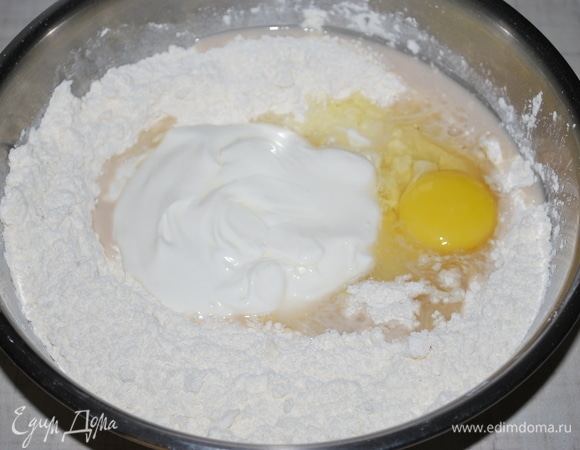 Дрожжи разведите в теплой воде. Муку соедините с маслом, перетрите в крошку. Добавьте сметану, яйцо, соль и сахар.