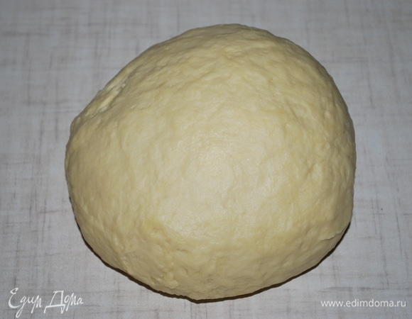 Замесите тесто (регулируйте муку, тесто не должно быть тугим), оберните пленкой и уберите в холодильник на 2 часа.