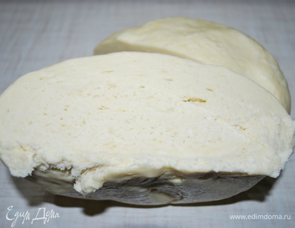 Через 2 часа тесто выглядит вот так. С этим тестом очень легко работать, оно не прилипает к рукам, а при выпечке получается мягким и вкусным.