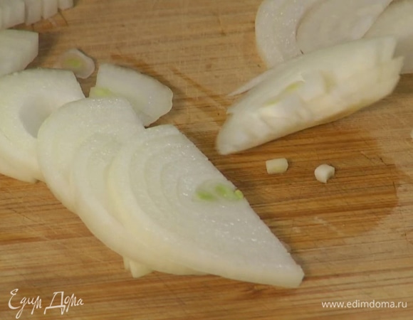 Лук почистить и нарезать полукольцами.