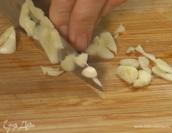 Весь чеснок почистить, 2 зубчика мелко порезать.  