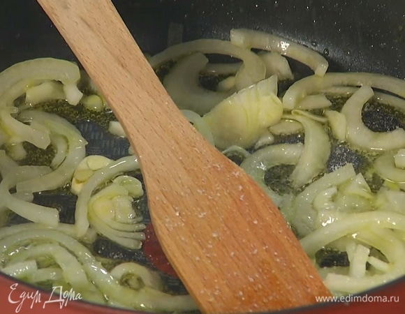 Разогреть в сковороде 3 ст. ложки оливкового масла, добавить нарезанные лук и чеснок, посолить и обжарить до золотистого цвета.