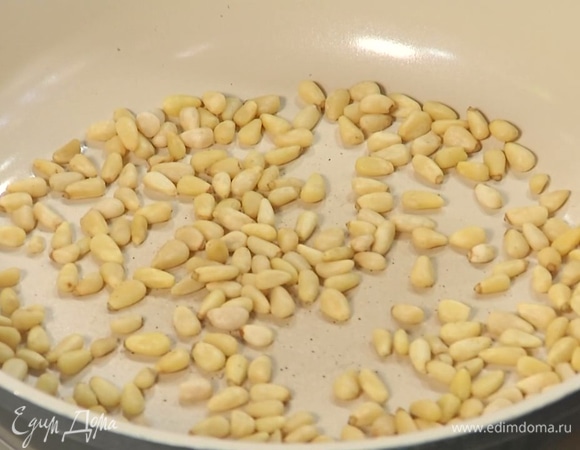 Кедровые орехи обжарить на сухой сковороде и пересыпать в холодную миску.