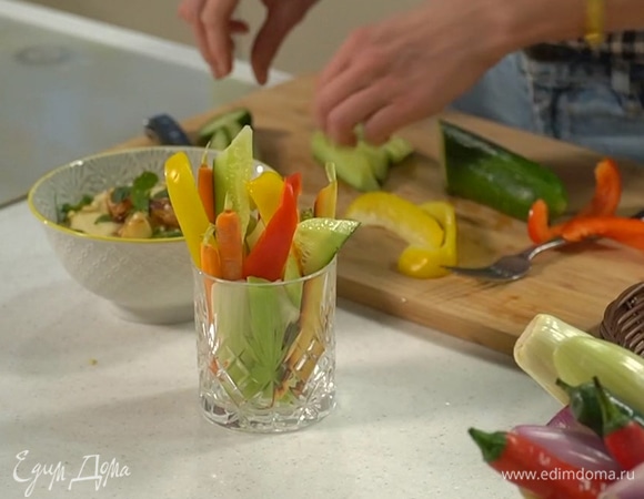 Морковь почистить, у сладкого перца удалить сердцевину с семенами, нарезать все овощи небольшими брусочками и подавать вместе с хумусом.  