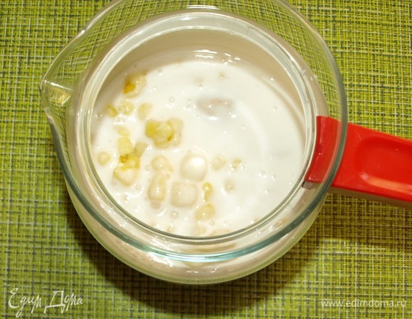 Ананас, банан и дыню мелко нарезать. Добавить кокосовое молоко.