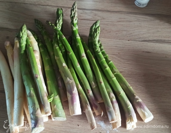 Подготовить нужные ингредиенты. Я готовила сразу зеленую и белую спаржу. Белую мы ели потом просто с соусом.
