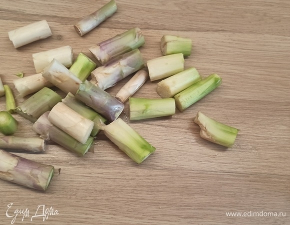 У спаржи отрезать твердые хвостики, они несъедобные.