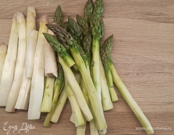 Таким образом чистим спаржу, лучше всего ножом для чистки овощей, чтобы не осталось зелени (особенно на хвостиках), иначе будет горчить.