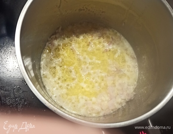 Мелко режем и обжариваем лук-шалот в сливочном масле до появления золотистого цвета.
