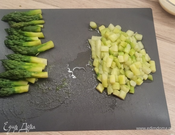 Режем хвостики колечками, оставляем кончики спаржи для украшения (и вообще это самая вкусная ее часть).