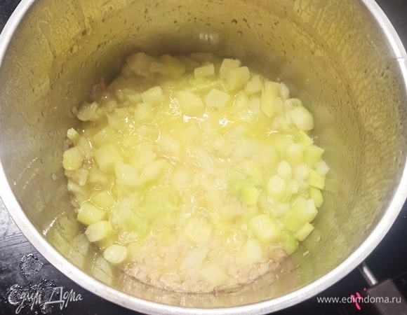 Добавляем нарезанную спаржу к луку и тушим 3 минуты.
