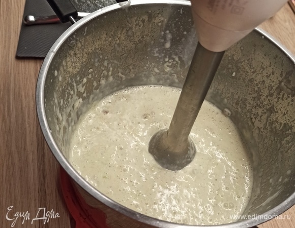 Перемешиваем соус блендером несильно, можно оставить небольшие кусочки спаржи, так вкуснее. Хотя кому как больше нравится) Закрываем крышкой и держим в тепле, чтобы не остыл.