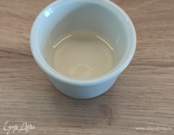 Берем небольшую пиалу или форму (которую можно ставить в микроволновку), добавляем 5 ст. л. воды, щепотку соли, 1 ч. л. уксуса (можно и без него).