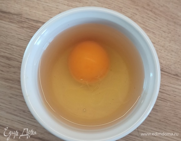 Аккуратно разбиваем яйцо.