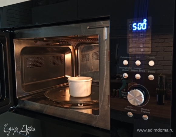 Ставим в микроволновую печь на 45 секунд при максимальной мощности. Если ваша микроволновка поддерживает максимальную мощность только 900 Вт, то 50–55 секунд. Тем не менее я вам советую следить за приготовлением и не передержать, иначе яйцо может взорваться. Все зависит от вашей печи. Я делаю ровно 45 секунд, и яйцо получается идеальным.