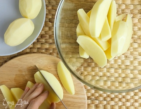Картофель режем на дольки (6–8 частей) и опускаем в кипящую (!) несоленую воду на 5 минут. Время засекаем сразу после опускания картофеля.