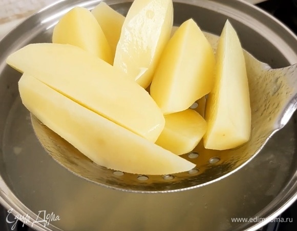 По прошествии 5 минут достаем картофель из воды и даем ему немного остыть.