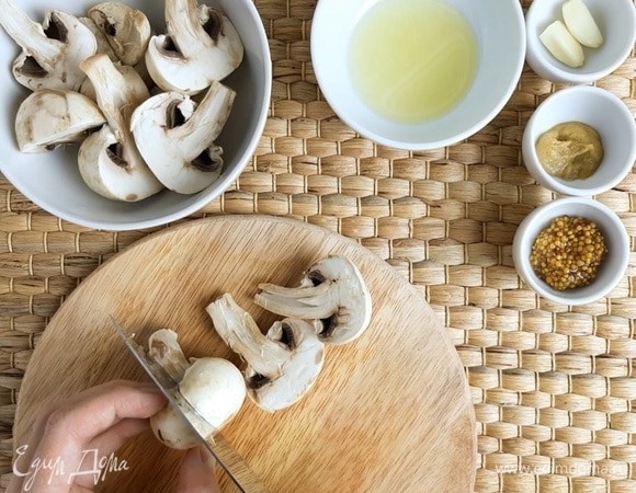 В это время режем крупно шампиньоны. При запекании они сильно уменьшатся.