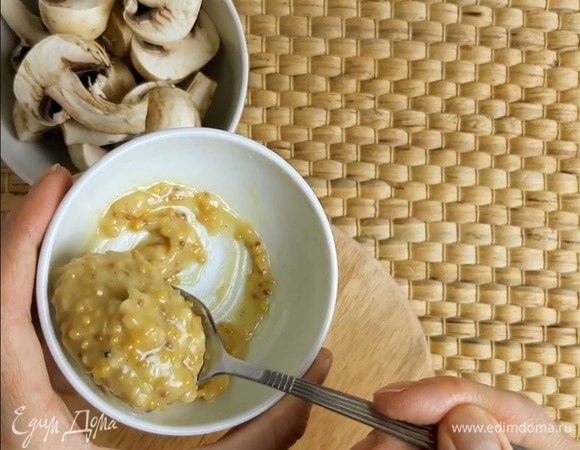 Готовим соус. Для этого смешиваем растительное масло, два вида горчицы и измельченный через пресс чеснок.