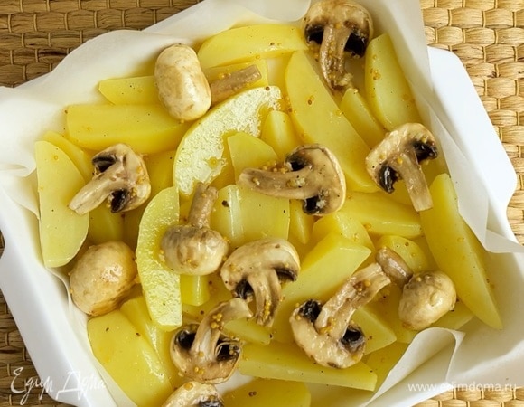 Выкладываем картофель с шампиньонами на пергамент или фольгу в один слой, поэтому форму для запекания берем побольше. Духовку разогреваем до 200°C и запекаем 30 минут до румяной корочки. Готовое блюдо посыпаем любимой зеленью и наслаждаемся) Приятного аппетита!