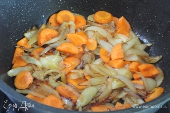 Добавляем нарезанную кружками морковь и тушим, пока морковь не покроется тонкой пленкой ароматного жира от мяса.