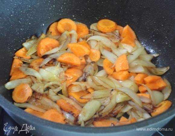 Добавляем нарезанную кружками морковь и тушим, пока морковь не покроется тонкой пленкой ароматного жира от мяса.