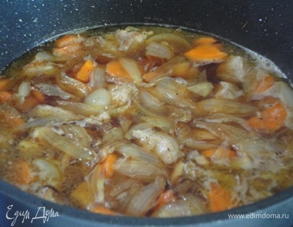 Выкладываем мясо в кастрюлю вместе с соком, что стек на тарелку, и заливаем водой так, чтобы мясо было покрыто полностью. Посолить по вкусу и приправить черным свежемолотым перцем. Довести жаркое до кипения, уменьшить огонь до минимума, неплотно прикрыть крышкой и оставить на 1 час, время от времени помешивая и, если нужно, доливая понемногу воду.