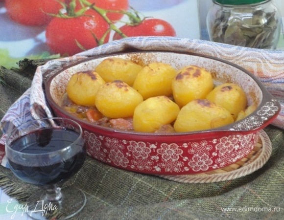 Готовому жаркому дать минут 20 отдохнуть. Подавать хорошо с овощами, зеленью, домашними заготовками и ,конечно, с красным вином.