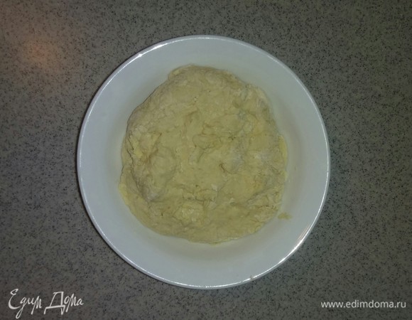 В глубокой емкости смешиваем вместе просеянную блинную муку, кефир, соль и сахар. Вымешиваем тесто, оно должно хорошо отставать от емкости и от рук (если тесто получилось жидковатым, то добавьте еще блинной муки).