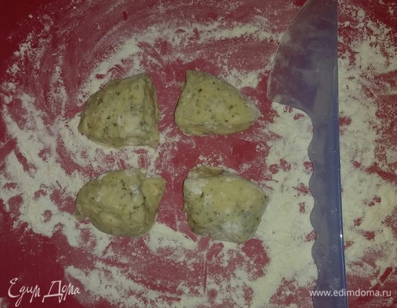 Посыпаем мукой рабочую поверхность. Достаем одну часть теста (любую) из холодильника. Затем делим тесто на 4 равные части (из одной части теста получается четыре лепешки).