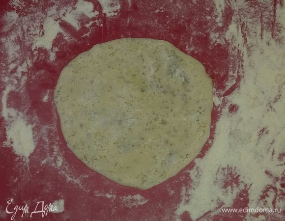 После чего раскатываем каждую часть теста в круг диаметром 15 сантиметров.