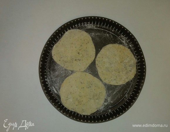 Смазываем противень оливковым маслом, посыпаем блинной мукой и кладем лепешки. Ставим противень в разогретую до 185°C духовку на 20 минут. Печем 10 минут с одной стороны, а затем переворачиваем лепешки и печем еще 10 минут с другой стороны (время выпечки зависит от вашей духовки). Я пекла лепешки частями, так как у меня маленькая духовка, но можно испечь их все сразу и общее время приготовления сократится. Затем достаем вторую часть теста из холодильника и повторяем пункты с 4 по 6.