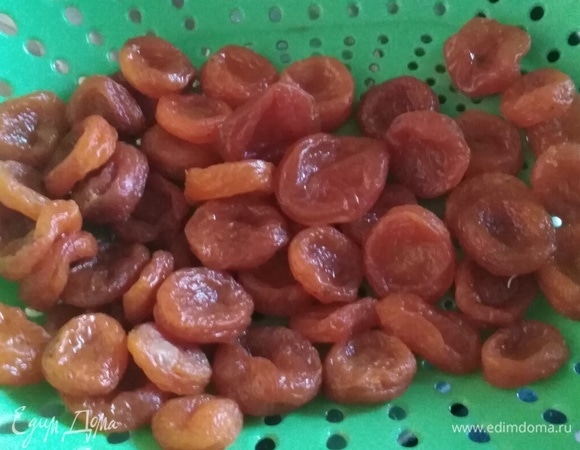 Курагу хорошо промыть в теплой воде.