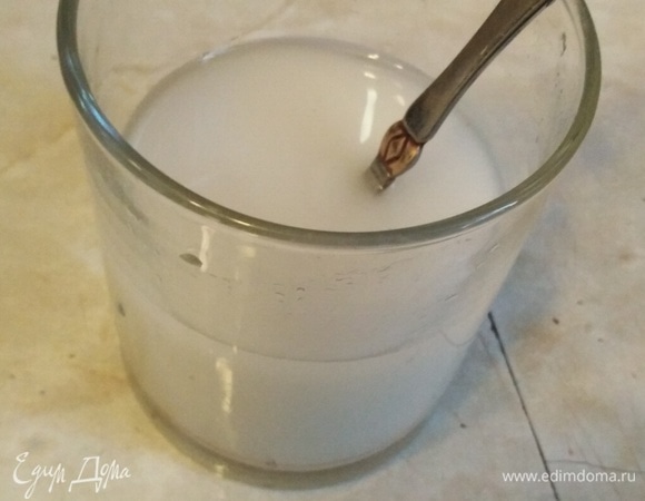 В 100 мл холодной воды развести крахмал.