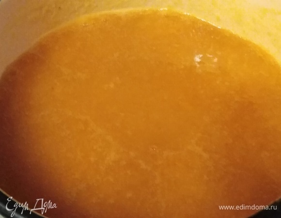 Отвар с курагой довести до кипения. Струйкой влить крахмал, помешивая, чтобы не было комочков. Варить с момента закипания в течение двух минут, помешивая.