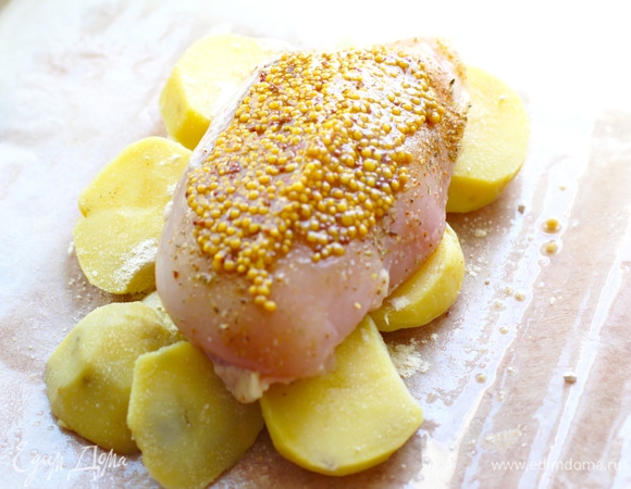 Смазать верх филе зерновой горчицей.