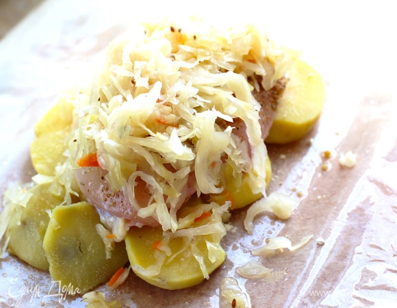 На филе выложить квашеную неотжатую капусту. Объем капусты брать примерно в размер филе.