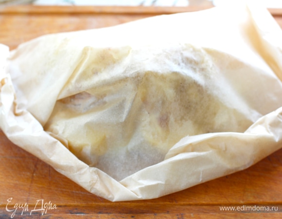 Пергамент свернуть в кулек. Так же приготовить и вторую порцию. Запекать полуфабрикаты в разогретой до 200°C духовке около 30 минут.