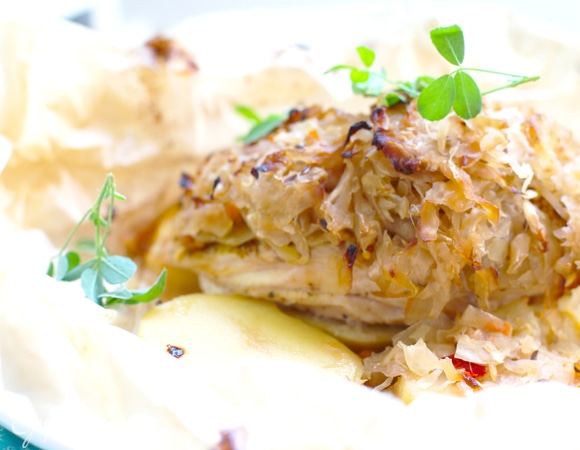 Чуть остудить, развернуть и подавать прямо в пергаменте.