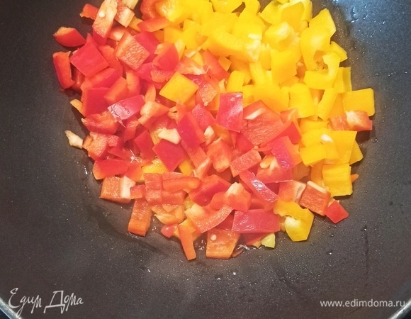 Перец нарезаем кубиками и обжариваем в небольшом количестве оливкового или растительного масла 5 минут на среднем огне. Даже не обжаривать, а пассеровать, чтобы он стал мягким. Может, вам понадобится до 8 минут, но не более. Далее перец сложить в подготовленную заранее кастрюлю.