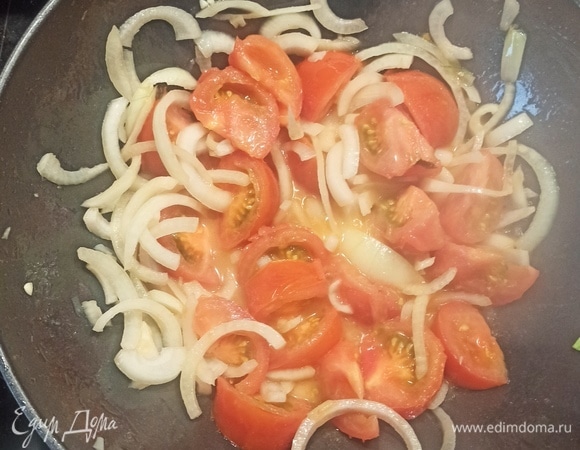 Лук нарезаем полукольцами, помидоры — на четвертинки. Обжариваем их вместе и складываем в кастрюлю к остальным овощам. Соль, перец по вкусу, так же как лавровый лист и тимьян. Овощи аккуратно перемешать, накрыть крышкой и томить на среднем огне. Во время тушения овощи дадут сок, его будет достаточно и для готовки, и чтобы овощи не прилипали ко дну кастрюли. Но все зависит от вашей емкости. У меня кастрюли с каменной крошкой, к ним ничего не прилипает. Советую периодически проверять и перемешивать овощи (но не слишком сильно). Если овощи прилипают, добавить чуть воды, но я этого никогда не делаю, они не должны плавать, а просто томиться. Томить минут 40. Можете пробовать, чтобы проверить готовность и количество специй.