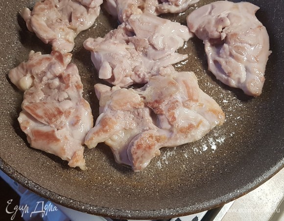 Куриные бедра на большом огне обжарить с каждой стороны до румяной корочки. Буквально по паре минут на каждую сторону. Пока мясо обжаривается, можно сделать маринад. Смешать соевый соус, рисовый уксус, тертые чеснок и имбирь, сахар.